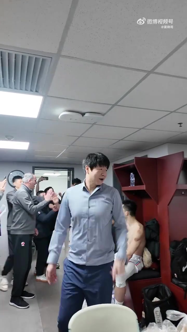 关键三分和抢断!高诗岩在更衣室被队友疯狂洒水庆祝