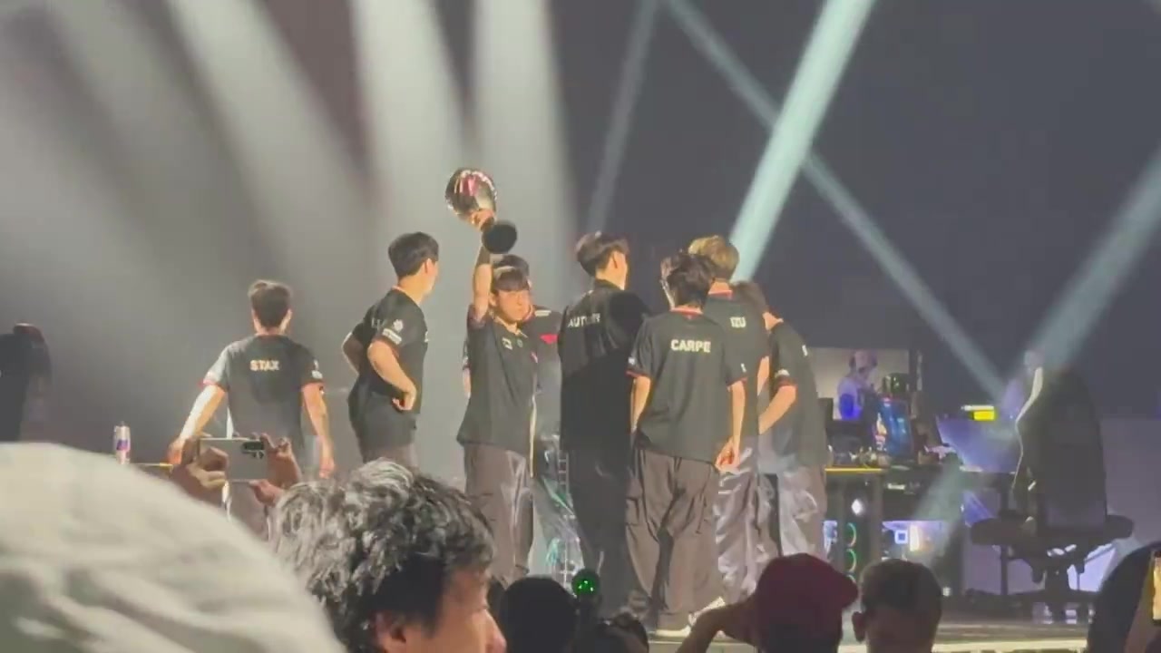 别哭!T1夺冠后 夺冠后iZu激动落泪